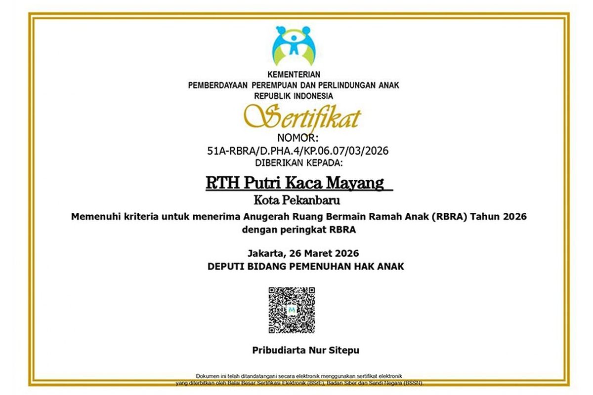 Sertifikat predikat RBRA untuk RTH Putri Kaca Mayang Kota Pekanbaru dari Kementerian PPPA.