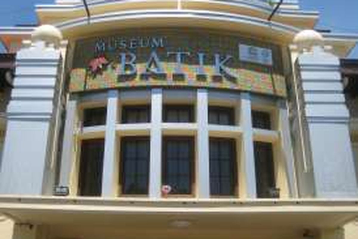 Museum Batik Pekalongan menjadi salah satu ikon Kota Pekalongan. Museum yang diresmikan oleh Presiden Susilo Bambang Yudhoyono pada 12 Juli 2006 ini menempati bekas Gedung Balai Kota Pekalongan di Jalan Jetayu nomor 1, Kota Pekalongan. Fasilitas yang dimiliki museum ini terdiri dari ruang koleksi batik, ruang perpustakaan, kedai batik, ruang workshop batik, ruang pertemuan, dan ruang konsultasi atau pelayanan hak kekayaan intelektual (HKI).

