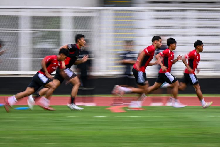 Para pemain Timnas U22 Indonesia mengikuti sesi latihan di Stadion Madya, Kompleks GBK, Senayan, Jakarta, Rabu (26/11/2025). Latihan tersebut sebagai persiapan untuk berlaga pada ajang Sea Games 2025 di Thailand. ANTARA FOTO/Fauzan/bar