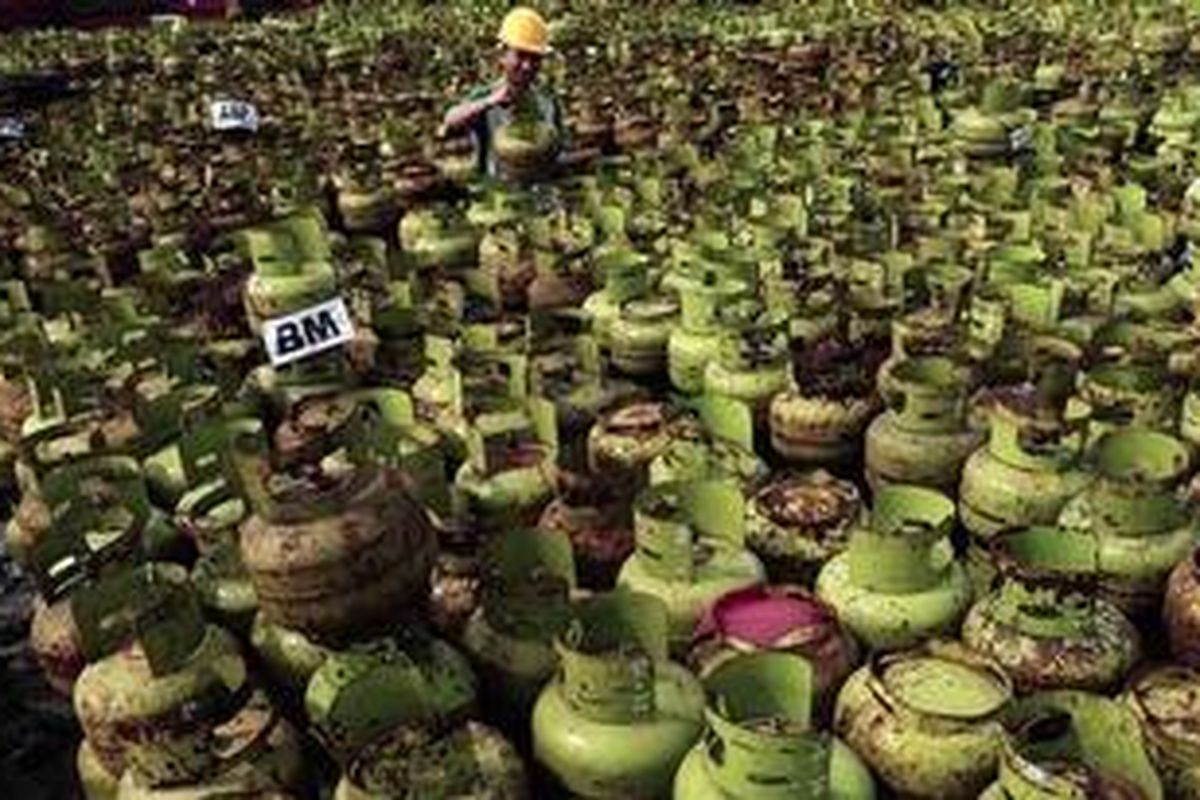 Petugas PT Manggala Puri Sakti (MPS) menghitung dan menyortir tabung gas elpiji yang rusak dari sejumlah agen di Kota Semarang, Jawa Tengah, Senin (2/8/2010). Dalam satu bulan terakhir, Stasiun Pengangkutan dan Pengisian Bulk Elpiji (SPPBE) milik PT MPS menarik 15 ribu tabung gas elpiji tiga kilogram yang rusak dari agen.