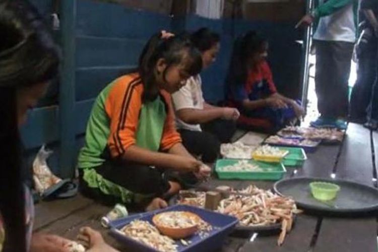 Industri rumah tangga khusus daging dan telur kepiting di Pulau Lepar, Bangka Belitung.
