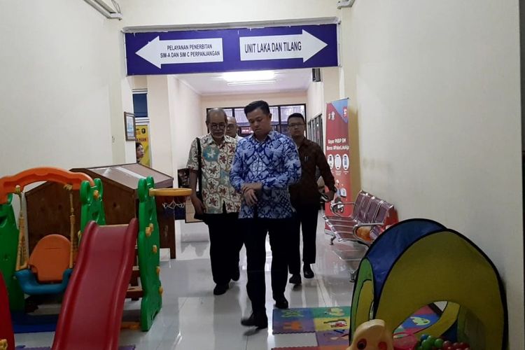 Ayah Arya Satria Claproth, Richard Claproth (kiri) dan kuasa hukum Arya, Andreas Nahot Silitonga di Polres Jakarta Selatan, Senin (10/2/2020). 