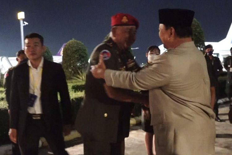 Pekik komando bergema saat Menteri Pertahanan (Menhan) Prabowo Subianto tiba di Bandara Internasional Siem Reap, Kamboja, Senin (21/11/2022).