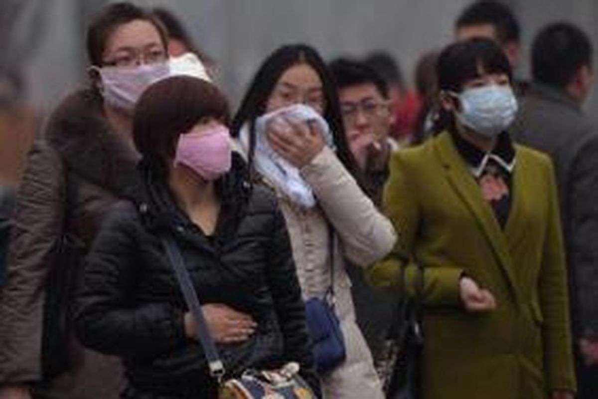 Warga mengenakan masker, sehubungan dengan polusi udara yang sangat buruk di beberapa kota di China beberapa waktu belakangan ini.