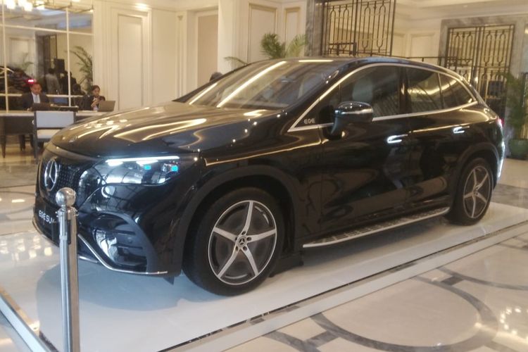 Mercedes-Benz Indonesia resmi meluncurkan mobil listrik Mercy EQE SUV