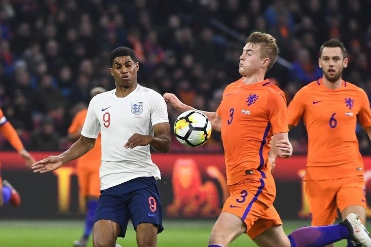 Matthijs De Ligt dan Marcus Rasford berebut bola pada pertandingan persahabatan Belanda vs Inggris di Johan Cruyff Arena, 23 Maret 2018. 