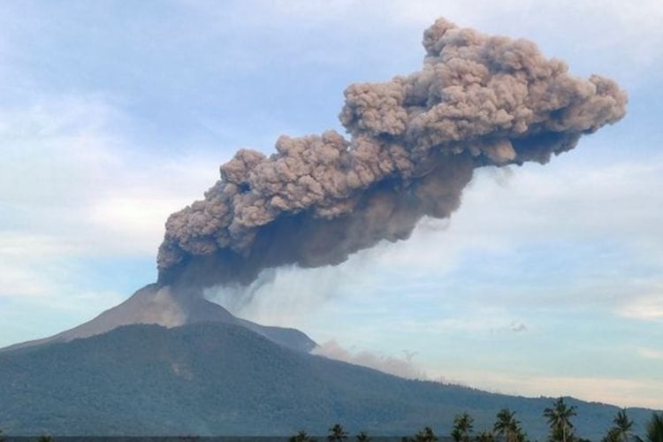 Gunung Lewotobi Laki-laki meletus pada Minggu (16/6/2024)