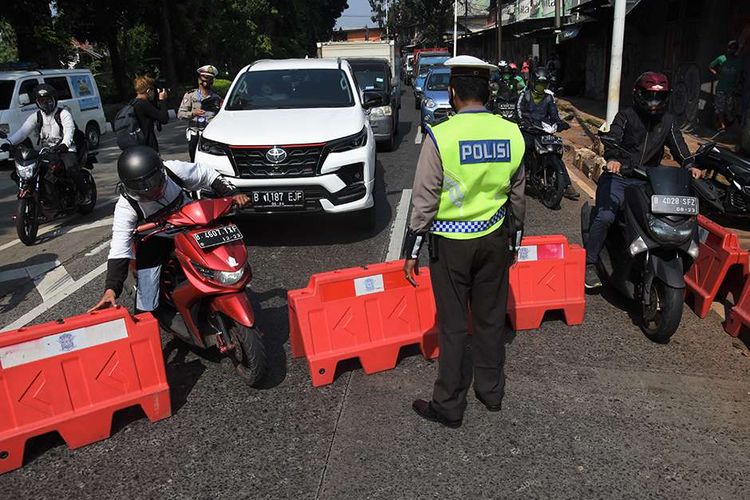 Pengendara motor mencoba melewati barrier saat diberlakukan penyekatan pembatasan mobilitas masyarakat pada PPKM Darurat di wilayah perbatasan menuju Jakarta di Jalan Raya Lenteng Agung, Jakarta, Sabtu (3/7/2021). Polisi melakukan penyekatan di 63 titik wilayah di Jadetabek untuk membatasi mobilitas warga saat pemberlakuan pembatasan kegiatan masyarakat (PPKM) Darurat di Jakarta yang akan berlangsung hingga 20 Juli 2021 mendatang. ANTARA FOTO/Indrianto Eko Suwarso/hp.