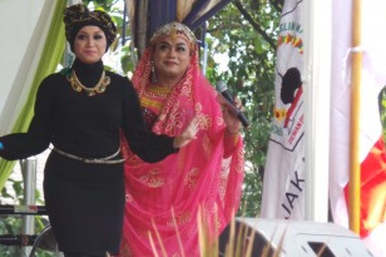 Istri Ahmad Fathanah, Sefti Sanustika menjadi pembawa acara dalam acara Front Pemuda Muslim Maluku (FPMM), Minggu (30/6/2013) di Taman Mini Indonesia Indah (TMII).