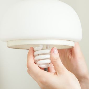 Ilustrasi lampu CFL, bohlam CFL. 