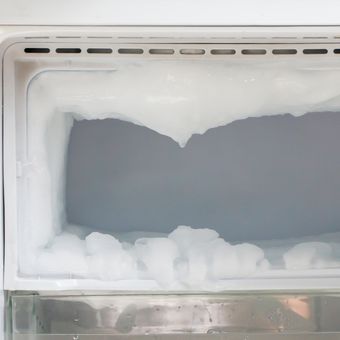 Ilustrasi feezer, bunga es di freezer.