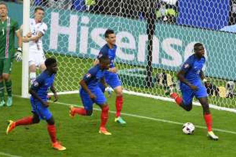 Gelandang Perancis, Paul Pogba (kanan), melakukan selebrasi usia membobol gawang Islandia, dalam laga perempat final Piala Eropa 2016, di Stade de France, Saint-Denis, Minggu (3/7/2016) waktu setempat.