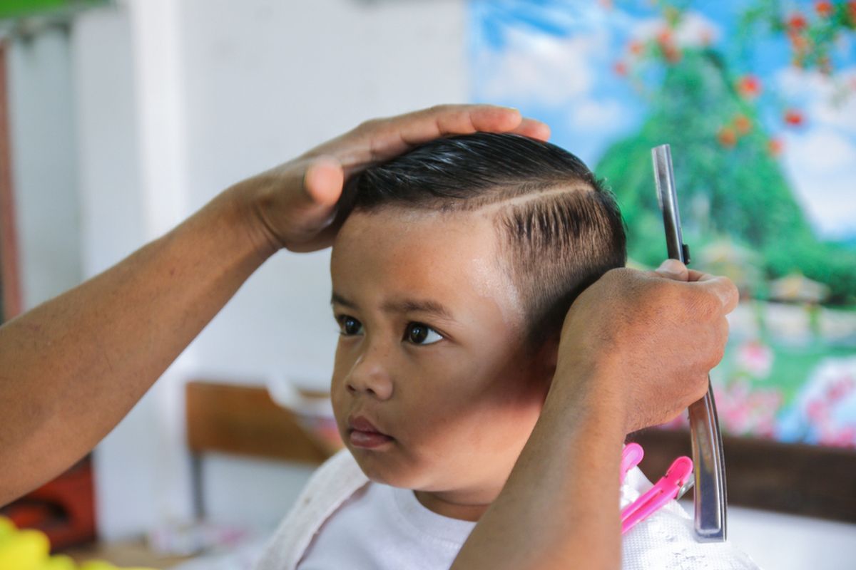 Ilustrasi anak potong rambut