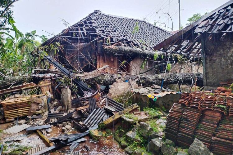 Kondisi salah satu bangunan rumah warga di Kabupaten Cianjur, Jawa Barat, yang rusak diterjang angin kencang dan hujan es, kemarin.