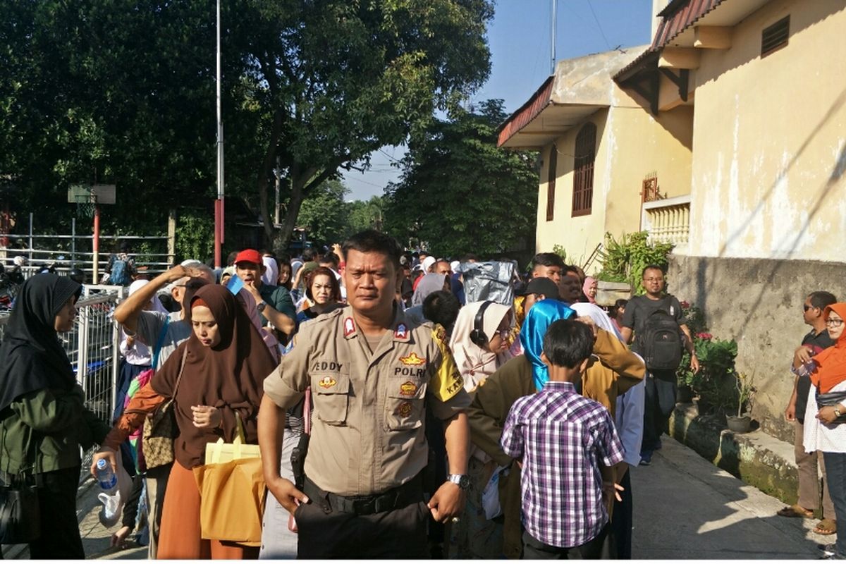 Antusias masyarakat antre pendaftaran di SMAN 1 Depok, Pancoran Mas, Senin (17/6/2019).