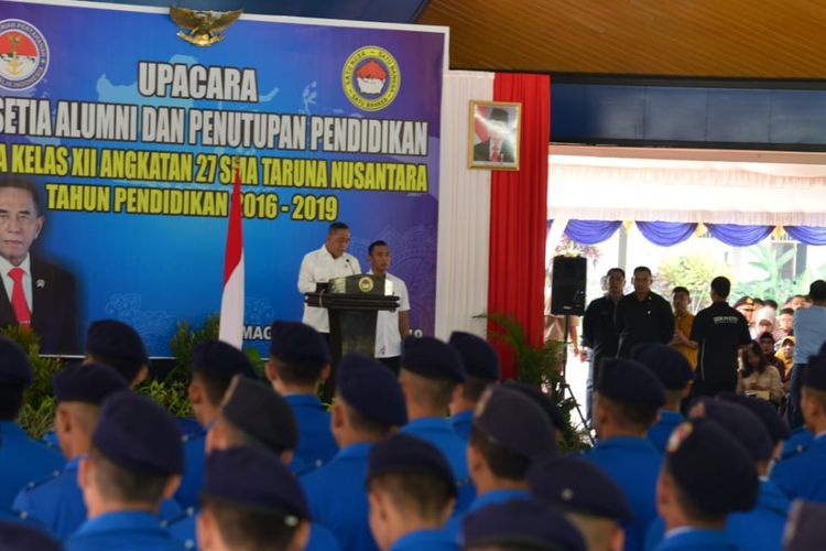 Menteri Pertahanan (Menhan) Ryamizard Ryacudu saat menjadi inspektur upacara pada penutupan pendidikan atau prasetya alumni siswa SMA Taruna Nusantara angkatan XXVII (ke-27) Tahun Pendidikan 2018/2019, di Balairung SMA Taruna Nusantara, Magelang, Selasa (14/5/2019). 