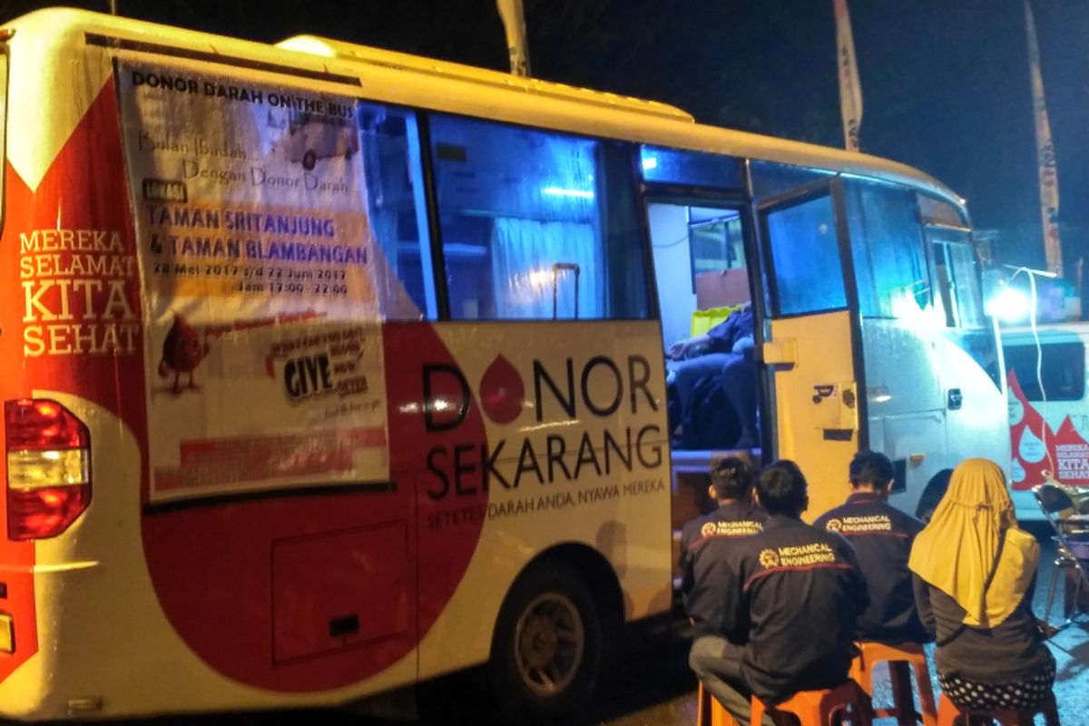 PMI Banyuwangi mengajak warga untuk mendonorkan darahnya pada malam hari sejak 28 Mei hingga 22 Juni 2017. Permintaan darah selama bulan ramadhan bisa mencapai 2000 kantong. Sedangkan, stok darah hanya 700 kantong di kantor PMI Banyuwangi