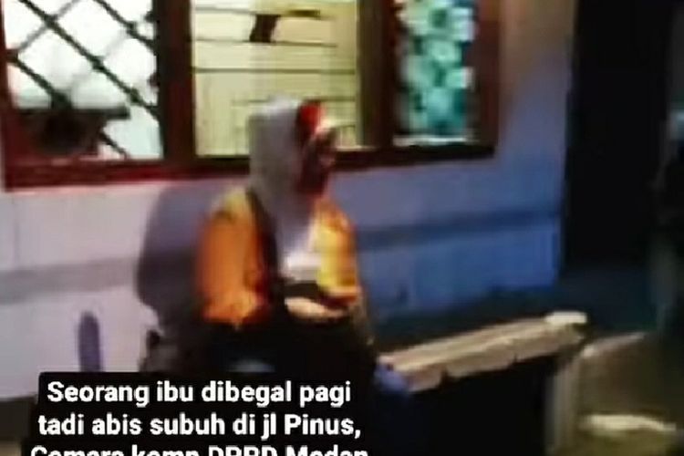 Tangkapan layar video unggahan di akun Instagram @tkpmedan memperlihatkan seorang penyapu jalan jadi korban begal di Jalan Pinus, Komplek DPRD, Kecamatan Medan Timur pada Minggu (2/1/2022) pagi.