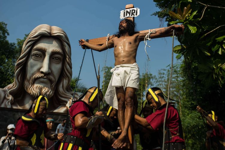 Umat Katolik melakukan prosesi visualisasi jalan salib di Gereja Katolik Santo Yakobus Alfeus, Pajangan, Bantul, D.I Yogyakarta, Jumat (15/4/2022). Prosesi yang mengisahkan kesengsaraan Yesus itu dilaksanakan dalam rangkaian peringatan Jumat Agung, bagian dari Tri Hari Suci Paskah.