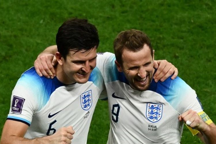 Pemain timnas Inggris Harry Maguire (kiri) dan Harry Kane (kanan) merayakan kemenangan pada 16 besar Piala Dunia 2022 kontra Senegal. Laga Inggris vs Senegal yang digelar di Stadion Al Bayt, Qatar, pada Senin (5/12/2022) dini hari WIB berakhir dengan skor 3-0 untuk kemenangan The Three Lions. Terkini, timnas Inggris bakal melawan Italia dalam Kualifikasi Euro 2024. Laga Italia vs Inggris bergulir di Stadion Diego Armando Maradona, Napoli, Italia, pada Jumat (24/3/2023).