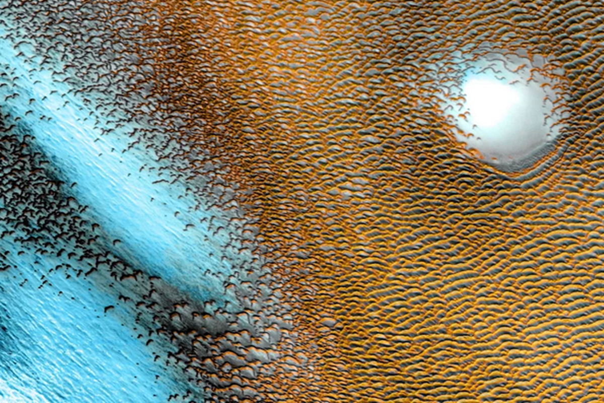 NASA bagikan foto pola biru di kutub Mars.