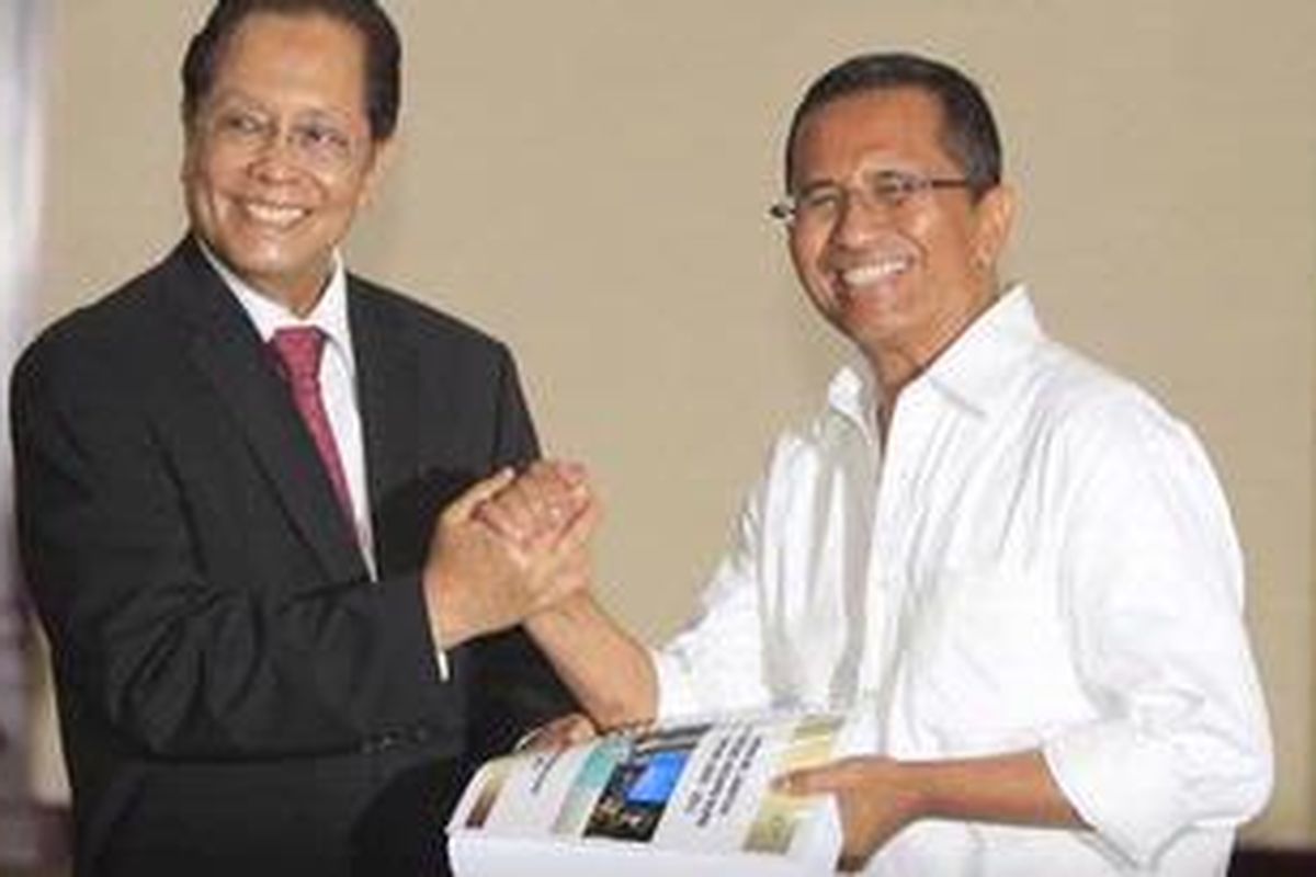 Menteri BUMN Dahlan Iskan (kanan) berjabat tangan bersama mantan Menteri BUMN Mustafa Abubakar dalam acara serah terima jabatan di Kantor Kementerian BUMN, Jalan Medan Merdeka Selatan, Jakarta Pusat, Rabu (19/10/2011). Dahlan Iskan resmi menggantikan posisi Mustafa Abubakar menjadi Menteri BUMN setelah sebelumnya dilantik oleh Presiden Susilo Bambang Yudhoyono di Istana Negara.