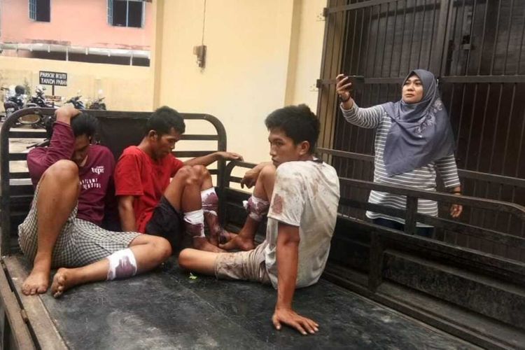 Tiga pelaku pencurian motor roda tiga dengan menggunakan truk sampah Dinas Kebersihan Kota (DKK) Palembang, saat berada di Polda Sumatera Selatan, Selasa (31/8/2021).