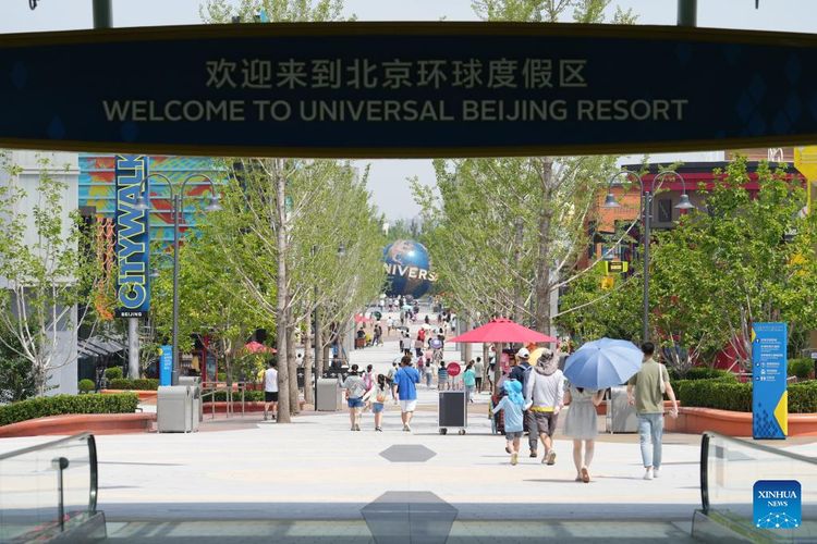 Turis mulai kembali mengunjungi Universal Studios Beijing, Sabtu (25/06/2022).