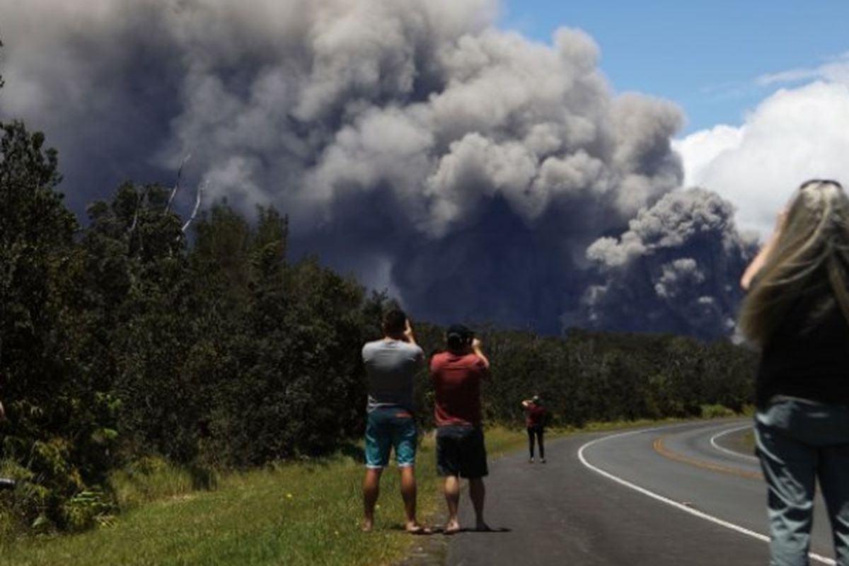 Warga mengambil foto sebagai abu vulkanik dari gunung Kilauea di Big Island, Hawaii pada Selasa (15/5/2018). (AFP/Mario Tama)