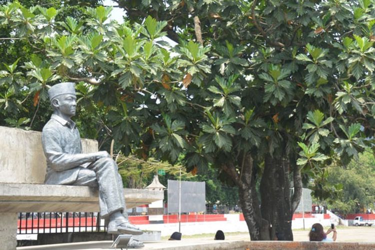 Patung Bung Karno di samping pohon sukun di Kota Ende, Pulau Flores, Nusa Tenggara Timur, Jumat (14/9/2018).