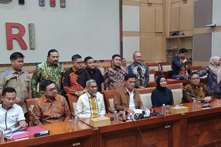 Ketua Komisi III DPR RI Habiburokhman bersama Inspektur Wilayah II Bawas Mahkamah Agung Suradi dan perwakilan Direktorat Jenderal Hak Kekayaan Intelektual dan musisi saat konferensi pers di Ruang Rapat Komisi III DPR RI, Jumat (20/6/2025).