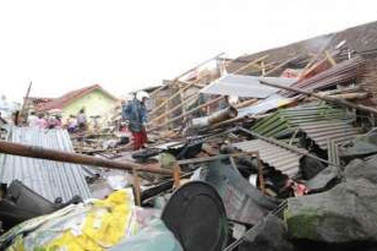 Angin puting beliung merobohkan bangunan di Sidorejo, Kota Salatiga, Kamis (8/12/2016) sore. 