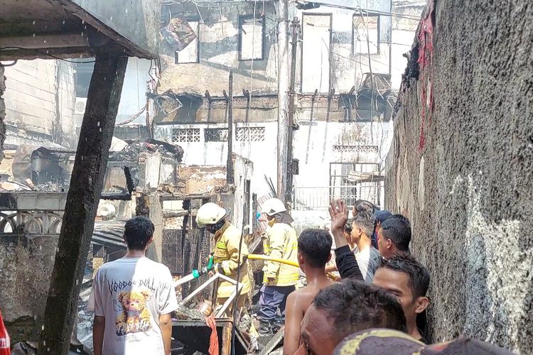 Kebakaran melanda permukiman warga di Jalan Pekojan, Pekojan, Tambora, Jakarta Barat, pada Senin (1/8/2022).