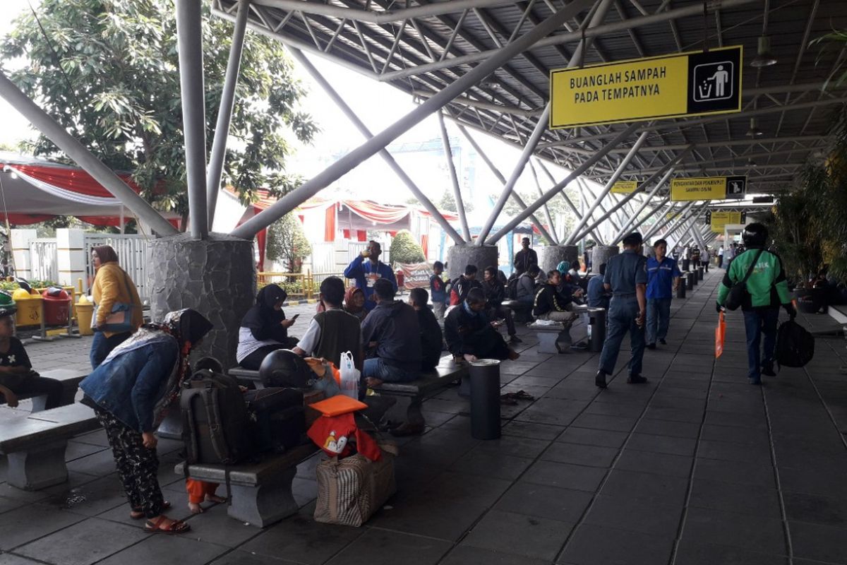 Peserta program mudik gratis Kementerian Perhubungan tengah menunggu keberangkatan di Terminal Penumpang Pelabuhan Tanjung Priok, Senin (11/6/2018).