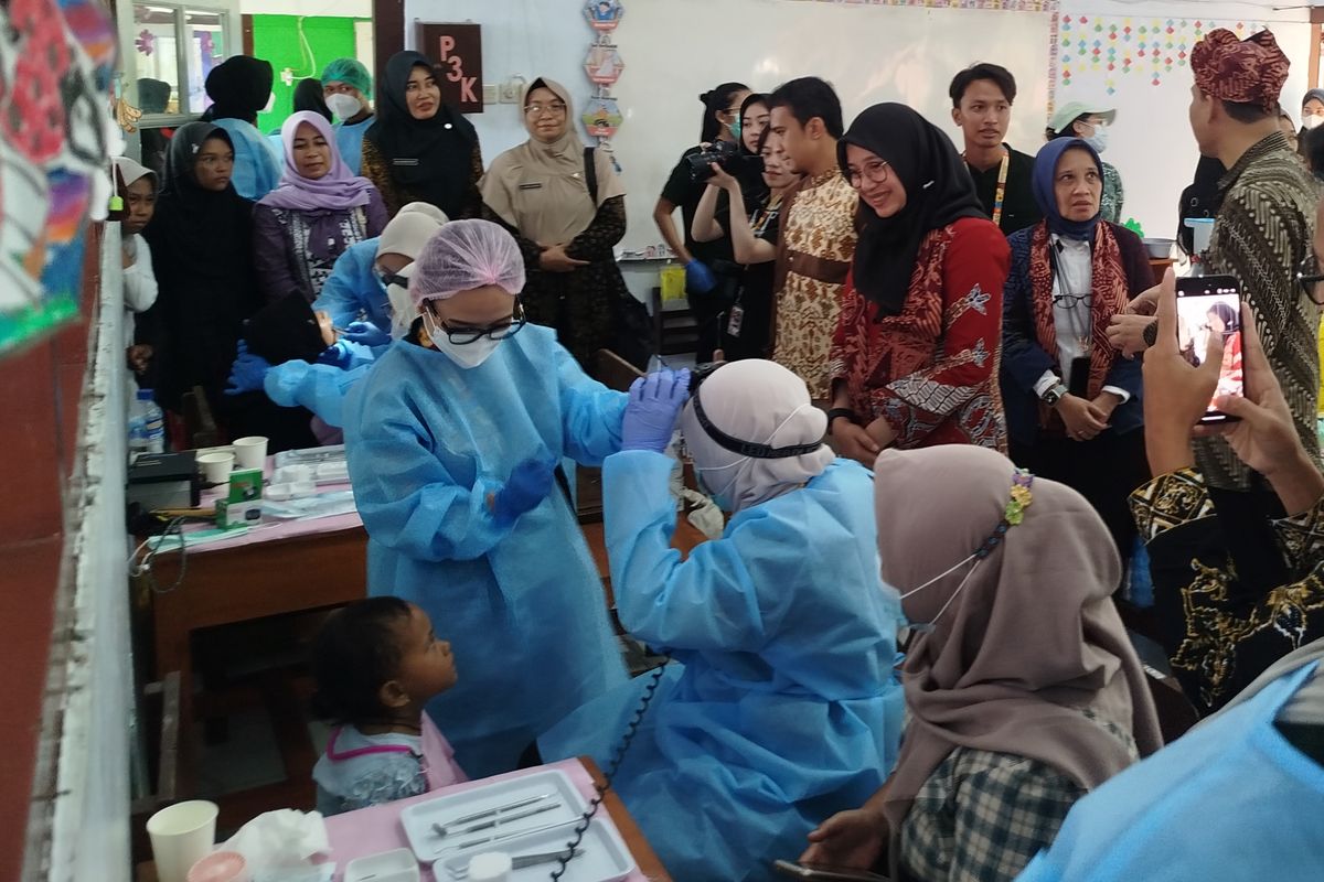 Bupati Banyuwangi Ipuk Fiestiandani saat meninjau pemeriksaan gigi dan mulut Unjani Mengabdi di Kecamatan Glagah. 