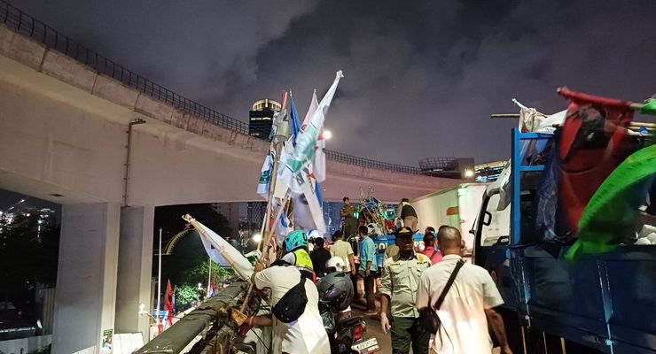 Tak Hanya di “Flyover”, APK yang Terpasang di JPO Jaksel Ikut Ditertibkan 