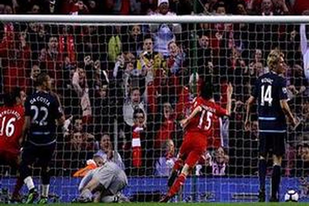 Gelandang Liverpool, Yossi Benayoun, membobol gawang West Ham, dalam duel Premier League, Senin (19/4/2010).