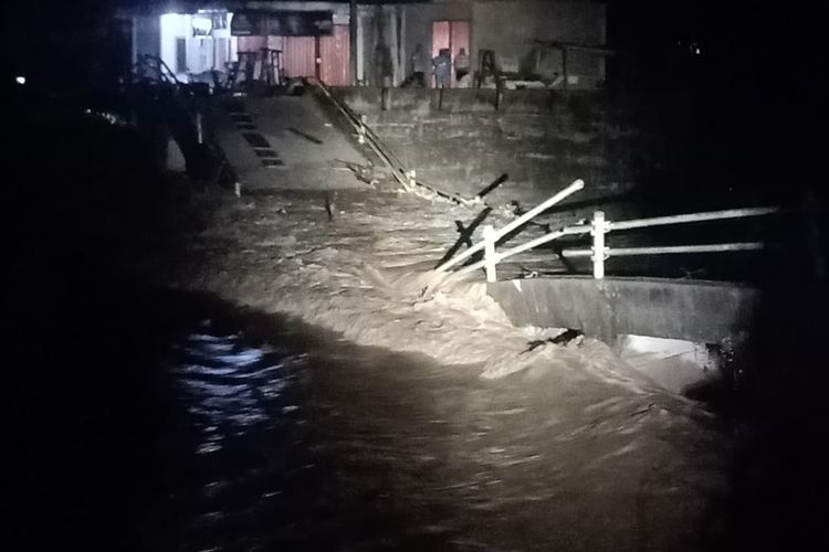 Akses jalan masih terputus akibat jembatan Sungai Pangkua, Solok Selatan ambruk diterjang banjir bandang