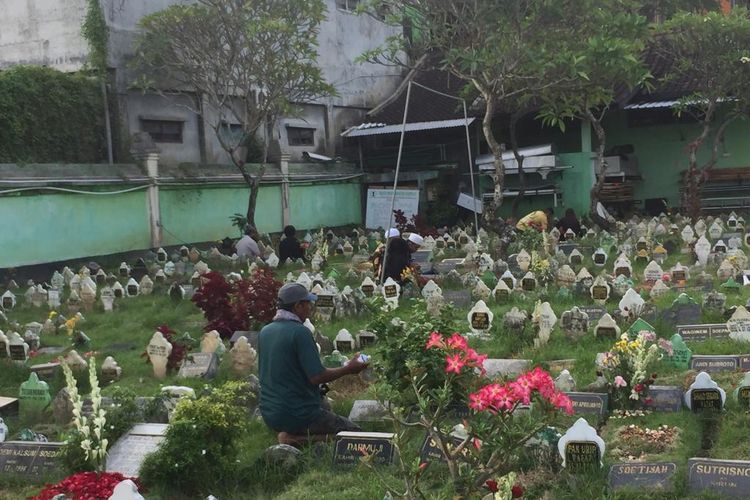 Tradisi ziarah kubur di Denpasar, Bali jelang ramadhan. 