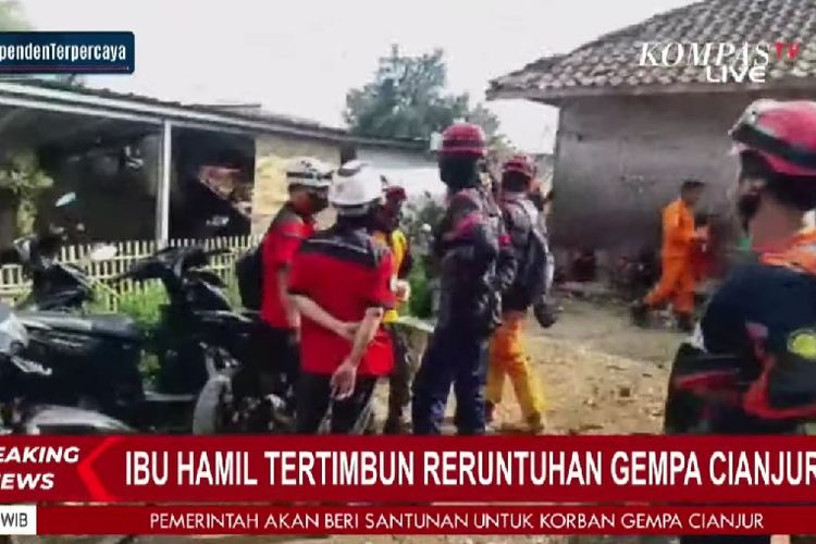 Petugas dari TNI, Basarnas, serta sejumlah relawan berupaya untuk mengevakuasi Dede (21), seorang ibu hamil yang terjebak reruntuhan rumahnya di Kecamatan, Cugenang, Jawa Barat.