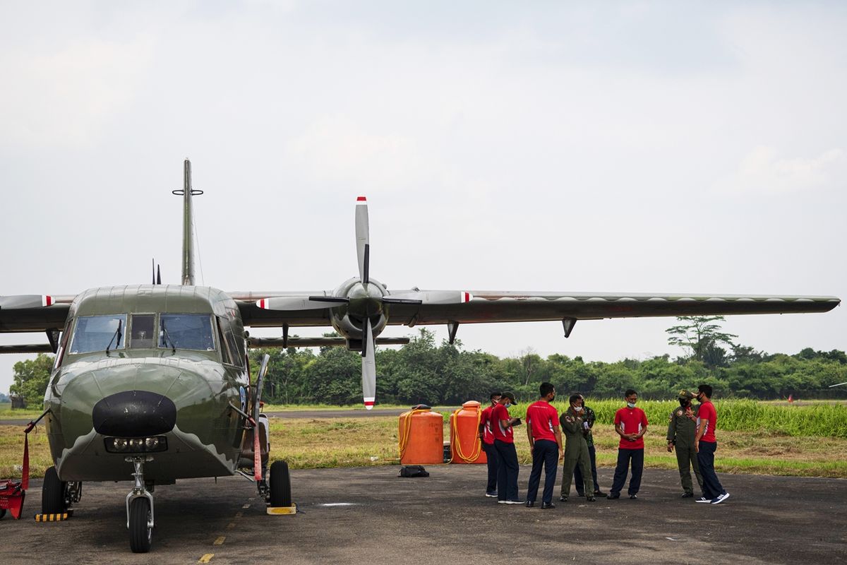 Beberapa petugas dan kru armada pesawat Casa 212 A-2105 saat melakukan persiapan operasi Teknologi Modifikasi Cuaca (TMC) di Sumatera Selatan dan Jambi.