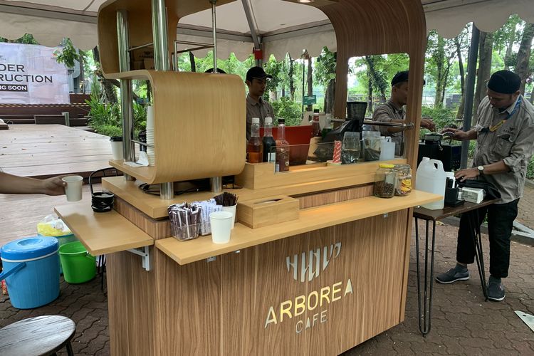 Booth Arborea Cafe Jakarta sementara di  di tengah Arboretum Ir Lukito Daryadi, Kompleks Manggala Wanabakti, Kementerian Kehutanan, Jakarta Pusat. Posisinya persis di depan bangunan Arborea Cafe Jakarta yang akan direnovasi usai dibakar oknum tak bertanggung jawab saat demonstrasi, Sabtu (30/8/2025).