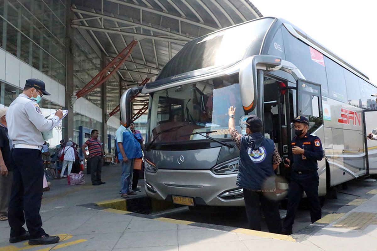 Ilustrasi bus AKAP di terminal bus terpadu Pulogebang