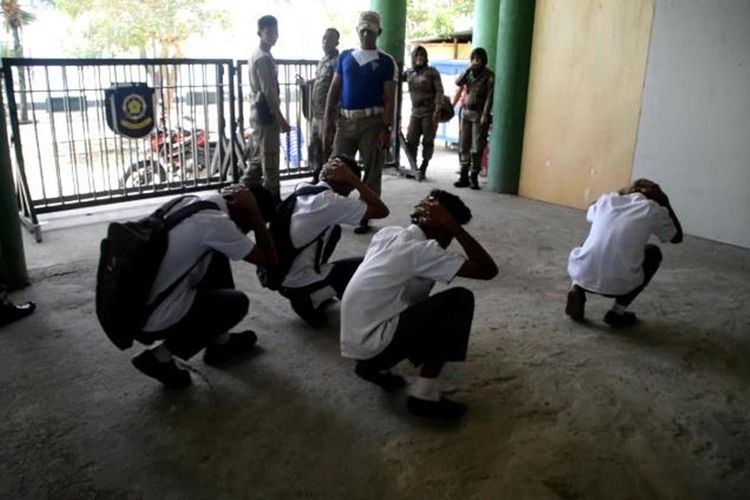 Sejumlah pelajar siswa smp dan smk Kota Baubau, Sulawesi Tenggara, tak berkutik ketika ditangkap satuan polisi pamong praja (Satpol PP) Kota Baubau.