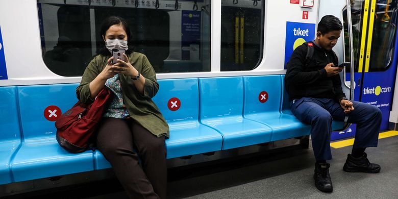 Warga duduk dengan menerapkan social distancing atau saling menjaga jarak guna mencegah penyebaran virus corona di Stasiun MRT Bundaran HI, Jakarta Pusat, Jumat (20/3/2020). PT MRT Jakarta (Perseroda) mengimbau para penumpang untuk menjaga jarak aman dengan penumpang lainnya, minimal dalam radius satu meter.