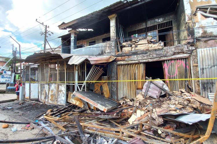 Kondisi ruko tiga pintu yang terkunci saat korban terjebak hingga kehabisan oksigen saat kebakaran di Samarinda, Kaltim, Minggu (14/4/2022). 