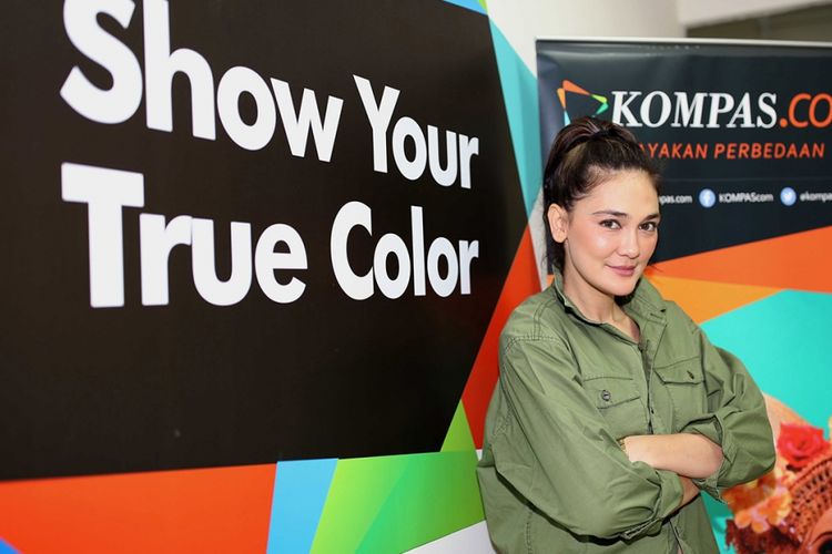 Artis peran Luna Maya berpose saat mengunjungi kantor redaksi Kompas.com di Gedung Kompas Gramedia, Jakarta, Sabtu (10/6/2017). Dalam kunjungan tersebut, ia mempromosikan film horor terbarunya yang berjudul The Doll 2.