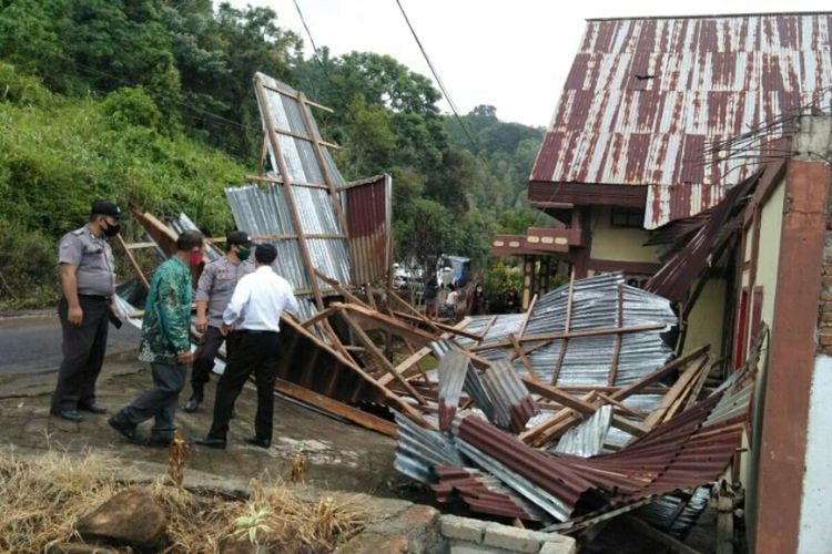 Puting beliung rusak pastori gereja dan rumah warga di Minahasa, Sulut