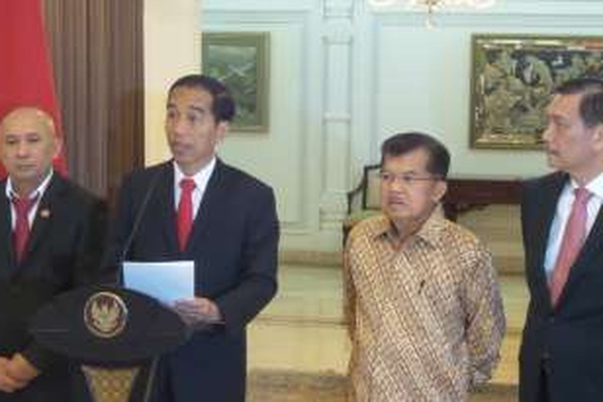 Presiden Joko Widodo sesaat sebelum bertolak ke Amerika Serikat di kompleks Halim Perdanakusuma, Jakarta Timur, Sabtu (14/2/206).