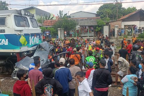 Ibu dan Anak Sempat Selamatkan Diri Sebelum Avanza yang Mereka Tumpangi Ditabrak Kereta di Tambun